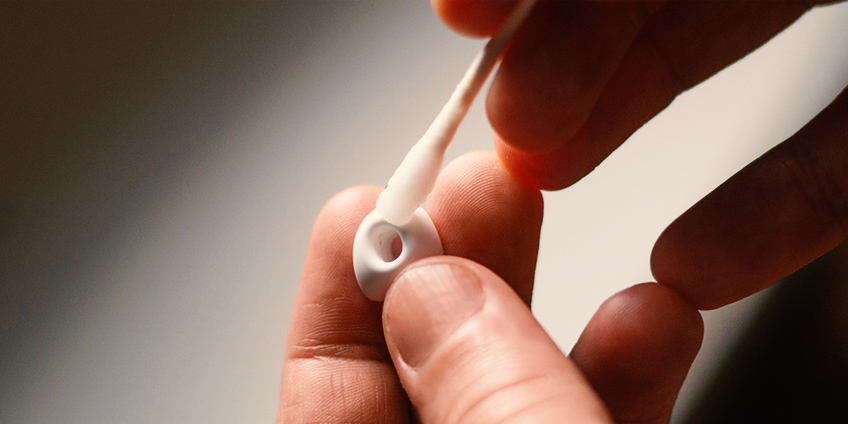 Навіщо потрібне чищення навушників і як це робити правильно